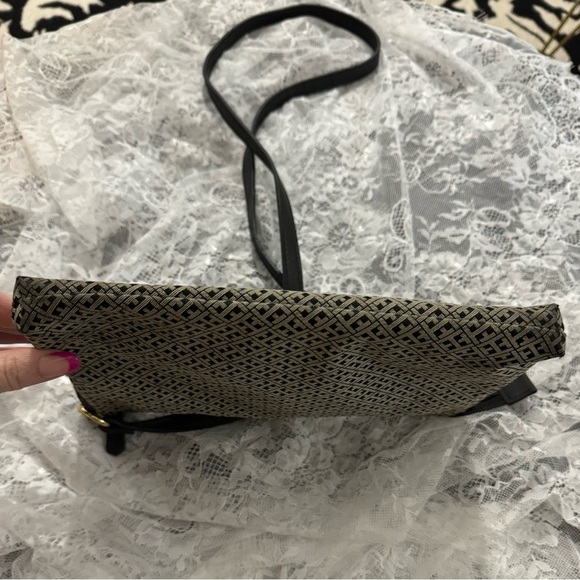 Tommy Hilfiger Canvas Crossbody Purse Bag Gold Logo Faux Leather Trim EUC Cute - Picture 6 of 15